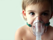 Behandeling van blafhoest bij een kind met behulp van inhalaties met een vernevelaar