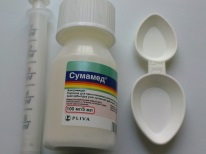 Antibiótico Sumamed para uma criança com tosse e rinite