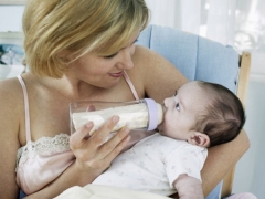 Hoe voed je een pasgeboren baby?
