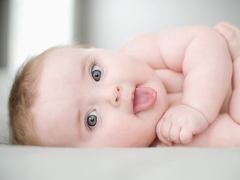 Perché il bambino rigurgita durante e dopo l'allattamento?