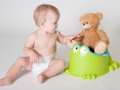 Waarom heeft een baby een groene stoel en wat te doen?