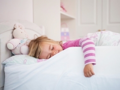Làm thế nào để cai sữa cho trẻ ngủ với bố mẹ và khi nào nên làm?