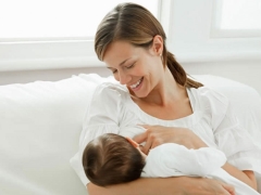 स्तन के दूध के साथ एक नवजात शिशु को कैसे खिलाना है?