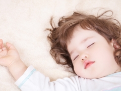 วิธีที่จะทำให้เด็กนอนหลับโดยไม่ต้องน้ำตาและอาการเมารถ?