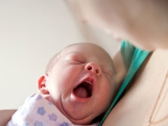 Hoe een pasgeborene en een baby in slaap te laten vallen?