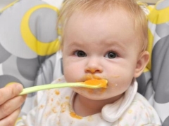 كيفية إعطاء الطفل صفار البيض وإدخاله على المكملات الغذائية؟