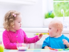 Vid vilken ålder kan yoghurt ges till barn och hur man förbereder det?