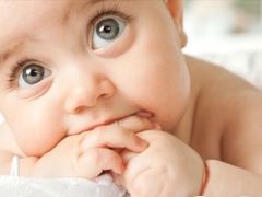 Čkanie u novorodencov a dojčiat: príčiny a spôsoby, ako zastaviť