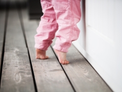 Bir çocuk neden çorapların üzerinde yürür ve ne yapmalı?