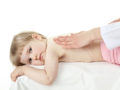 Drainage massage for children when coughing