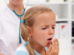 Come trattare una tosse senza la temperatura di un bambino?