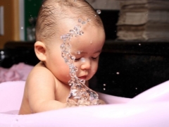 هل من الممكن أن يستحم الطفل مع البرد؟