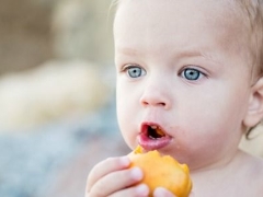 At what age can you give apricots to a child?