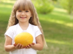 Vid vilken ålder kan du ge en melon till ett barn?