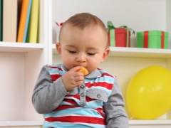 Vid vilken ålder kan ett barn ges en persimmon?