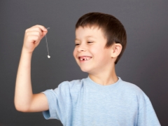 كيفية حدق الأسنان الطفل في المنزل؟
