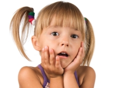 Bruine plaque op de tanden van een kind