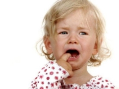 Một vết sưng trên kẹo cao su của một đứa trẻ