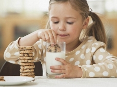 Yulaf ezmeli kurabiyelerin çocuklar için yararları ve en iyi tarifler