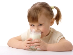 Vid vilken ålder kan getmjölk ges till en bebis?