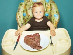 어떤 나이에 돼지 고기를 어린이에게 먹일 수 있으며 어느 요리가 요리하기에 가장 좋은가?
