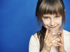 ماذا لو كان الطفل لا يشرب الماء؟