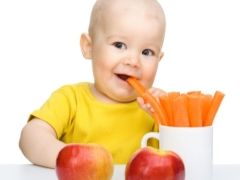 ما هي الأطعمة التي يمكن أن تؤكل نيئة للأطفال وفي أي عمر يجب أن نبدأ في إطعامهم؟