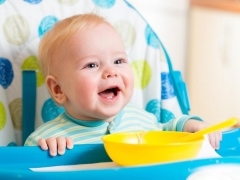 어느 나이에 수프를 아이에게 줄 수 있으며 1 세 아기에게 적합한 조리법은 무엇입니까?