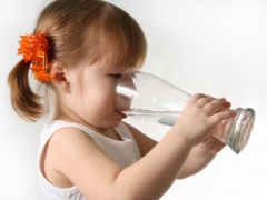 هل يجب علي القلق إذا كان الطفل يشرب الكثير من الماء؟