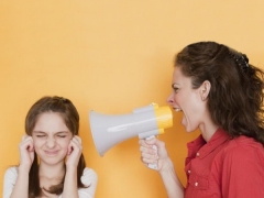 아이에게 외치는 소리를 그만 두는 방법? 우리는 그 이유를 이해하고 심리학자의 말을 듣는다.