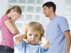 아이에게 이혼에 대해 이야기하고이 기간 동안 살아남는 방법? 심리학자 팁