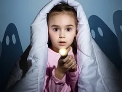 Waarom is het kind bang in het donker en wat te doen? Tips voor psychologie