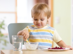 Lingonberry för barn: fördelaktiga egenskaper och skador