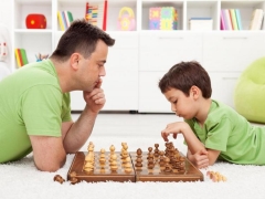 खरोंच से शतरंज खेलने के लिए एक बच्चे को कैसे सिखाना है?