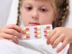 온도에 처한 어린이에게 항생제를 줄 때?