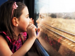 Melawat anak-anak dalam kereta api jarak jauh