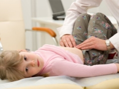 연령대가 다른 어린이의 충수염 : 증상 및 치료