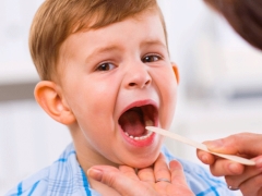 Cum de a trata gâtul unui copil de 1-3 ani?