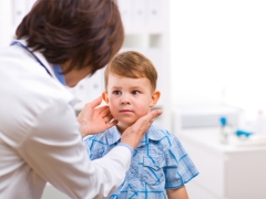Wat te doen als de lymfeklieren worden vergroot rond de nek van een kind?