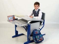 Bir masa öğrencisi için sandalyeler