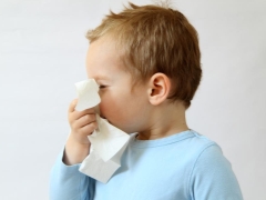 Come rimuovere il gonfiore del naso in un bambino?