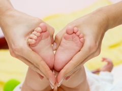 Massaggio per i piedi piatti nei bambini