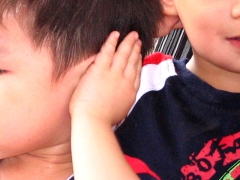 Warum kann sich hinter dem Ohr eines Kindes eine Beule befinden und was ist zu tun?