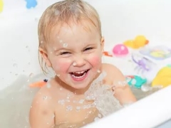 Waarom huilt een baby tijdens het baden of erna?