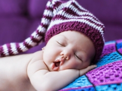 Hvorfor er babyen sovende med munden åben?