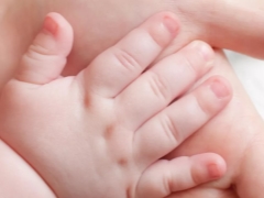 왜 아기가 손가락에 피부가 묻습니까?