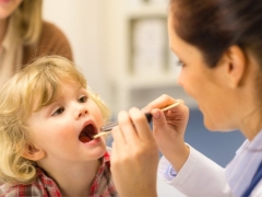 Staphylococcus aureus nel naso e nella gola di un bambino