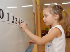 Hoe leer je een kind om voorbeelden met cijfers binnen 10 te tellen?
