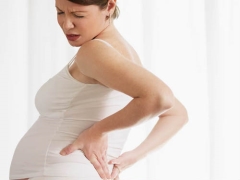 Varför kan bäckenben skadas under graviditeten?