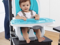 Zitting op de stoel voor het voeden van het kind